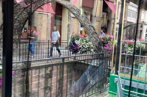 Menschen an einem Kanal in der Altstadt