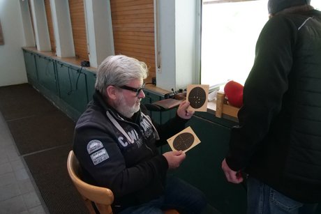 Roland Sauter sichtet seine Scheiben.