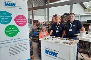 Unser engagiertes Team, v.l. Edith Schindler, Christiane Horn, Jürgen Heiner, am Infostand bei REWE in Weilheim/Teck am 09.09.2024 – zahlreiche interessierte Bürgerinnen und Bürger informierten sich über die vielfältigen Angebote des VdK.