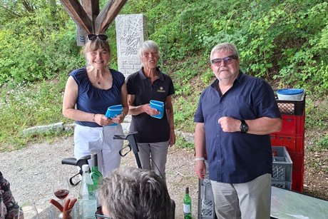 Roland Sauter bedankt sich bei den Damen, die die Weinprobe durchf&uuml;hrten.