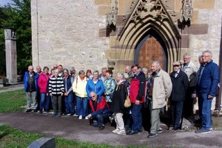 Teilnehmer am Ausflug vor der Herrgottskirche in Creglingen