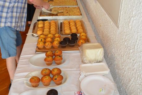 Vorne mehrere verschiedene Mini-Gugelhupf, hinten drei Blechkuchen.