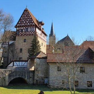 Blick auf das Schloss und die Zehntscheune von Laudenbach