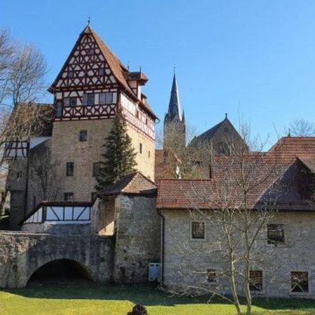 Blick auf das Schloss und die Zehntscheune von Laudenbach