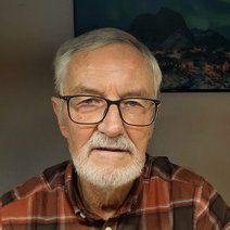 &Auml;lterer Mann mit Brille und wei&szlig;em Vollbart