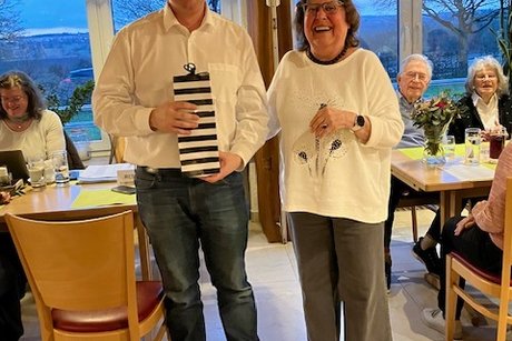Vorsitzende &uuml;berreicht Dankesch&ouml;n an Ehrengast