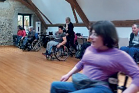 Rollstuhlfahrende im Training in einem Veranstaltungsraum