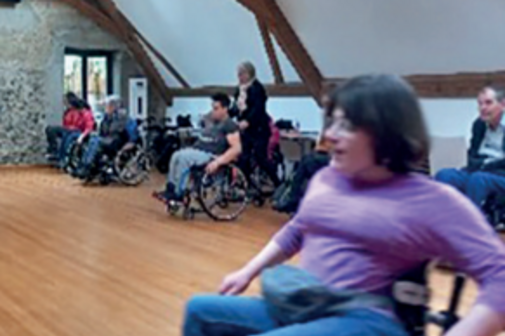 Rollstuhlfahrende im Training in einem Veranstaltungsraum