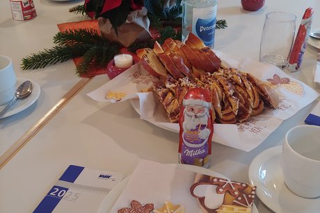 Ein weihnachtlich geschmückter Tisch mit Weihnachtsstern und Kuchen