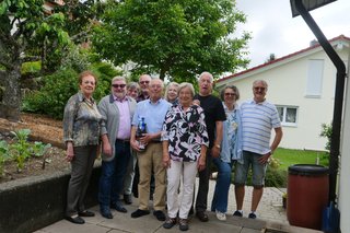 Von links erkennt man Monika Bauerochse (stv. Vorsitzende), Roland Sauter (Ortsverbandsvorsitzender), Inge Metzger und Udo Hornemann (Beisitzer). Dann das Geburtstagskind Roland Nell mit seiner Gattin Elfriede Nell, dazwischen sieht man Gudrun Hornemann (Beisitzerin), Rainer Schmitt (Beisitzer) sowie Gerlinde Hugger (Frauenvertreterin) und Thomas Hugger (Schriftführer).