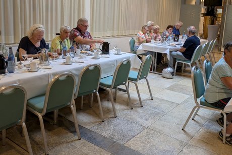Mitglieder bei der Kaffeetafel.