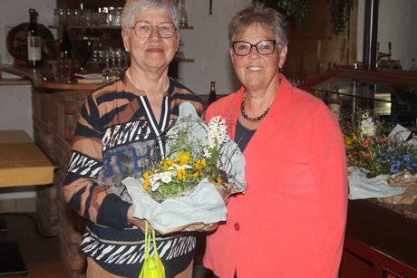Hildegard Filsinger verabschiedet Hannelore Maier aus der Vorstandschaft , Frau Maier wurden Frühlingsblumen überreicht