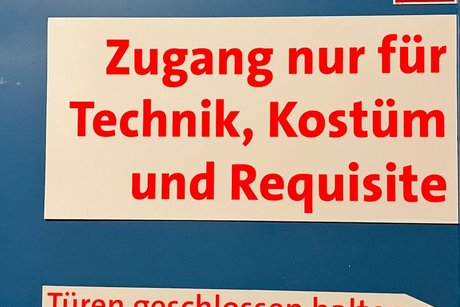 Studiot&uuml;r mit Aufschrift: Zugang nur f&uuml;r Technik, Kost&uuml;me und Requisite. T&uuml;re geschlossen halten!