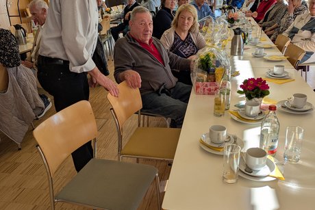 Geschenkübergabe an Erich Kühnle