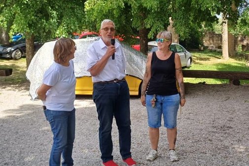 Begr&uuml;&szlig;ung durch Rudy Schall-Osper eingerahmt von Christa & Bine
