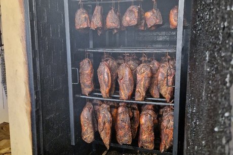 Das Foto zeigt Schinken in der R&auml;ucherkammer