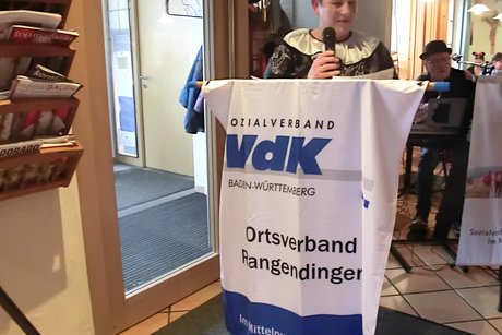 Schriftführerin Gerda Eggert bei der närrischen Ansage