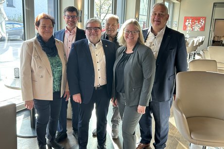 Monika Bauerochse und Roland Sauter (vorne v.l.) waren Delegierte. Mit auf dem Bild sind (hinten v.l.) Nils Beeck, Walter Horn und Jürgen Neumeister, sowie vorne rechts Sandra Hertha