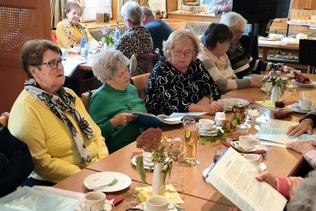 Besucher beim Kaffeeklatsch