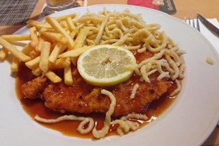 Bild zeigt einen Teller mit Schnitzel Spätzle und Pommes