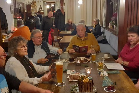VdK Mitglieder beim Weihnachtslieder singen
