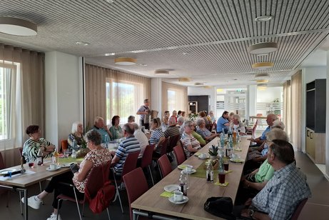 Impression Stammtisch, Mitglieder, Gäste und Musiker Peter Faisst