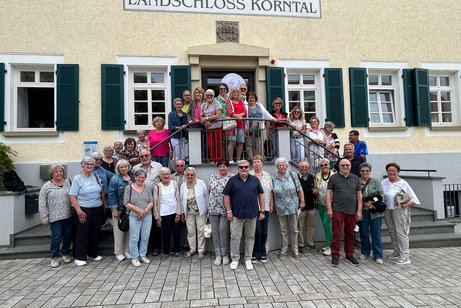 Die Reisegruppe vor dem Landschloss in Korntal.