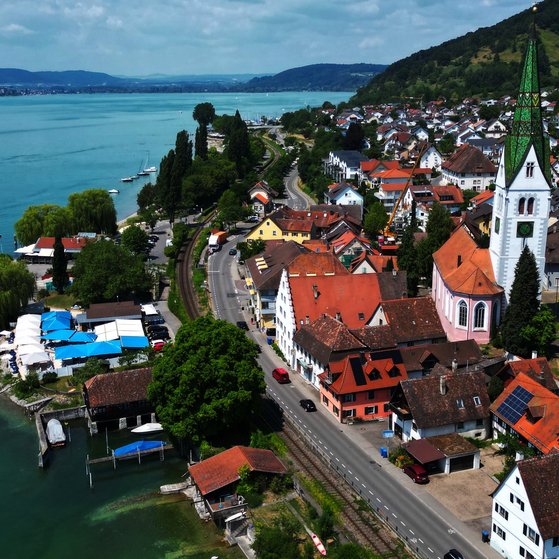 Das Bild zeigt die Ortsansicht von Sipplingen, direkt am Bodensee mit dem Blick nach Westen zu den Hegaubergen.