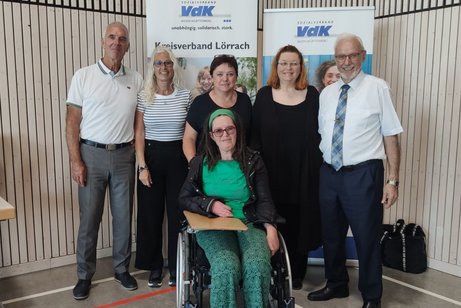 Gruppenbild: Die vier Delegierten des Ortsverbandes mit dem Kreisvorsitzenden Manfred Merstetter und dem Bezirksverbandsvorsitzenden Südbaden Ernst Schilling vor VdK Aufstellern