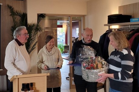 dem ausscheidenden Kassierer und Schriftführerin wird ein Präsentkorb überreicht