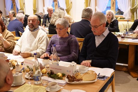 Besucher der Weihnachtsfeier.