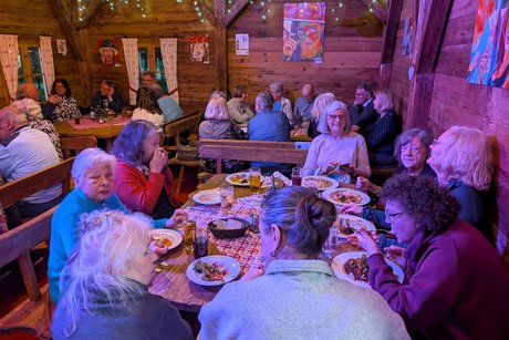 Erdinger Chalet, Gruppenfoto beim Essen