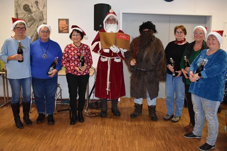 Nikolaus und Knecht Ruprecht bescheren das Frauenteam aus der VdK Vorstandschaft 02.12.2024