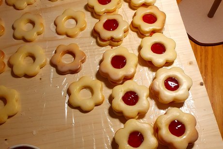 Weihnachtsgebäck Hildabrötchen in der Produktion auf dem Backbrett