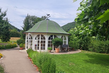 kleines Vortragshaus im Kr&auml;utergarten