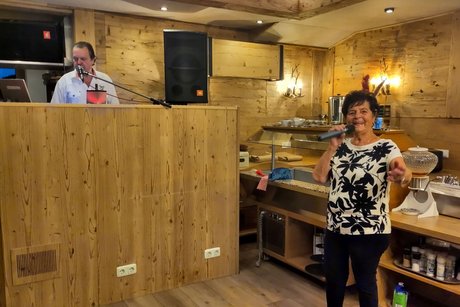 Das Bild zeigt die singende Hoteleignerin und ihren Sohn, die uns Bestens unterhalten