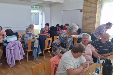 Die G&auml;ste sitzen am Tisch