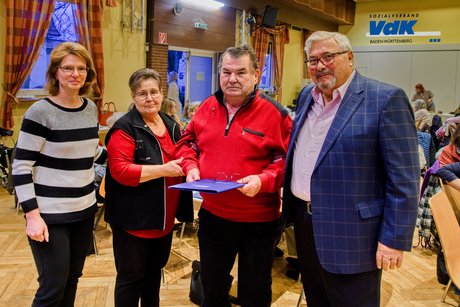 Ehrung für 25 Jahre Mitgliedschaft im VdK / Familie Schneider Ehrung mit der goldenen Treuenadel des VdK / Fam. Schneider