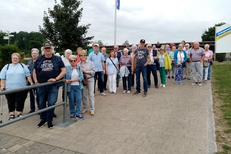 Gemeinsam warten wir auf den Trimaran zur Rundfahrt