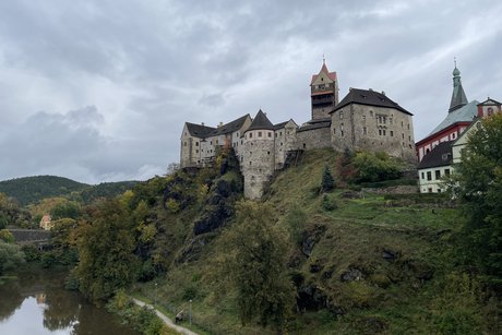 Die Burg mit Fluss Eger