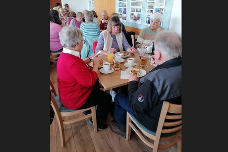 Kaffee, Kuchen, Gespräche ... auch an anderen Tischen Auch an den anderen Tischen werden Gespräche geführt und natürlich Kaffee getrunken und Kuchen gegessen