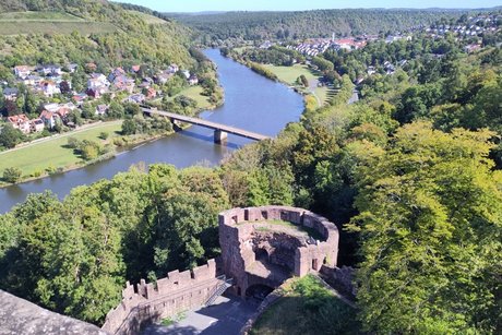 Das Bild zeigt einen Blick von der Burgruine Freudenberg, bei Wertheim, &uuml;ber das Maintal