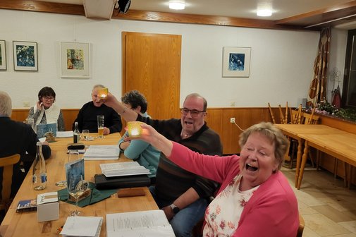 Vorstand in Stimmung Zwei Vorstandsmitglieder schwenken fröhlich Lichter