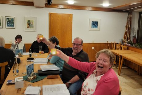 Zwei Vorstandsmitglieder schwenken fröhlich Lichter