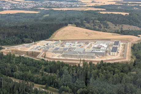 TKE Testturm Aussicht auf Gef&auml;ngnisanlage