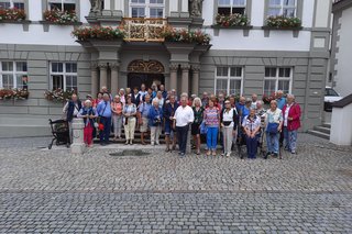 Vor dem Rathaus von Wangen im Allgäu