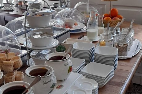 Bild zeigt eine Frühstückstafel