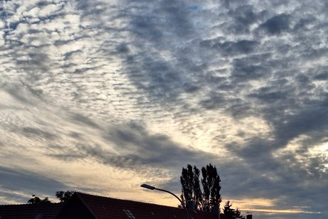 Morgendlicher Himmel während dem Sonnenaufgang