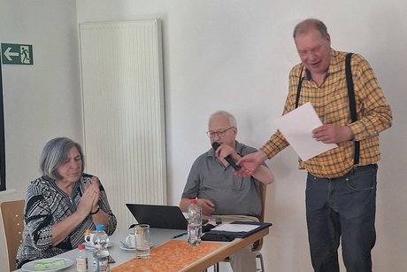 J&uuml;rgen Hart stellt den Kassenbericht vor.
