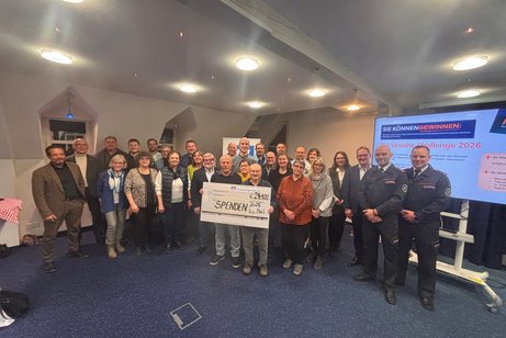 Die Vereinsvertreter mit den beiden Vorst&auml;nden der Onstmettinger Bank.